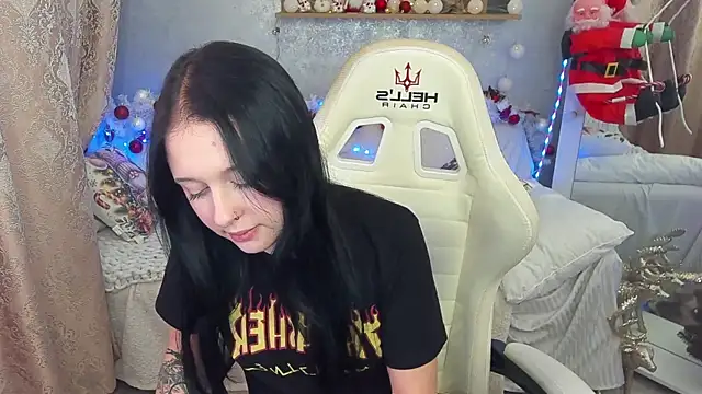 Snapshot of ScarletttMoon chatting on 12/19/25, 08:05 ScarletttMoon online show from 12/19/25, 08:05