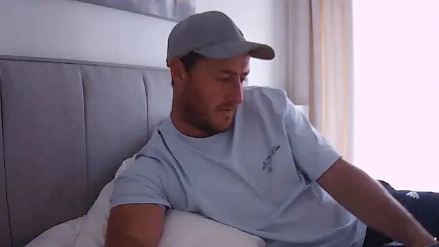 Snapshot of Londonlad818 chatting on 09/23/25, 10:40 Londonlad818 online show from 09/23/25, 10:40