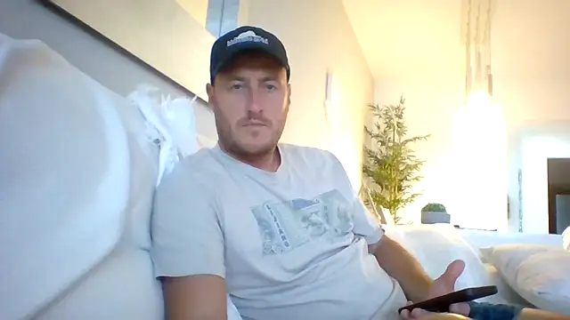 Londonlad818 online show from 10/29/25, 01:24