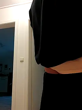 Snapshot of Oldmenhot66 chatting on 09/27/25, 04:23 Oldmenhot66 online show from 09/27/25, 04:23