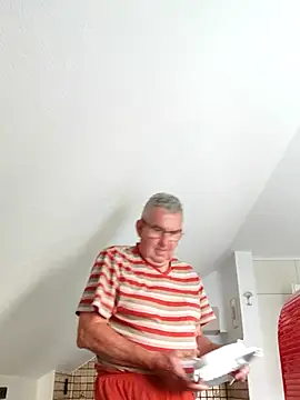 Snapshot of Oldmenhot66 chatting on 06/25/26, 04:01 Oldmenhot66 online show from 06/25/26, 04:01