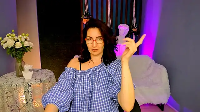 Snapshot of UnaTerra chatting on 04/10/26, 06:18 UnaTerra online show from 04/10/26, 06:18