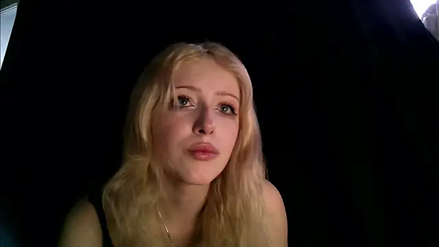 Snapshot of rosy_petal chatting on 10/13/25, 01:33 rosy petal online show from 10/13/25, 01:33