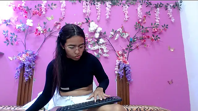 skinnysofia18 online show from 03/29/26, 01:16