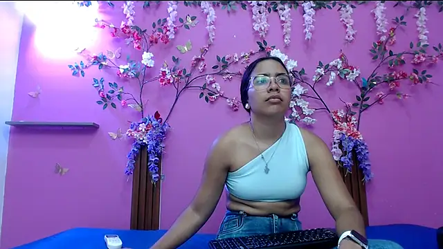 skinnysofia18 online show from 04/13/26, 12:54