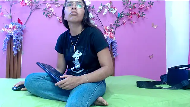 skinnysofia18 online show from 04/23/26, 01:46