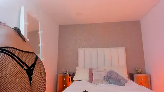 Snapshot of KaylieBrooks chatting on 11/18/25, 08:02 KaylieBrooks online show from 11/18/25, 08:02