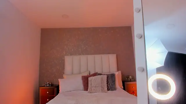 Snapshot of KaylieBrooks chatting on 11/21/25, 06:28 KaylieBrooks online show from 11/21/25, 06:28