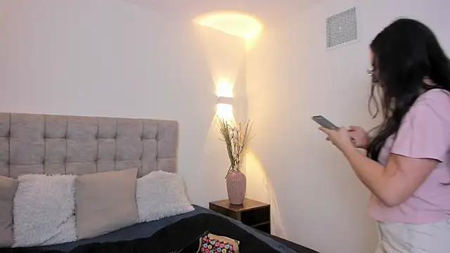 Bella Sumers online show from 05/13/26, 06:49