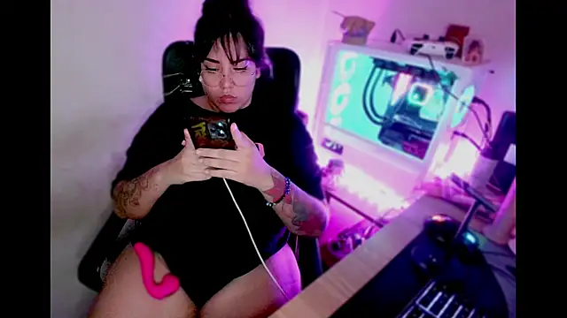 Snapshot of PinkDenial chatting on 09/17/25, 04:36 PinkDenial online show from 09/17/25, 04:36