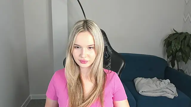 Snapshot of Nicoletta_Cooper chatting on 09/19/25, 06:15 Nicoletta Cooper online show from 09/19/25, 06:15