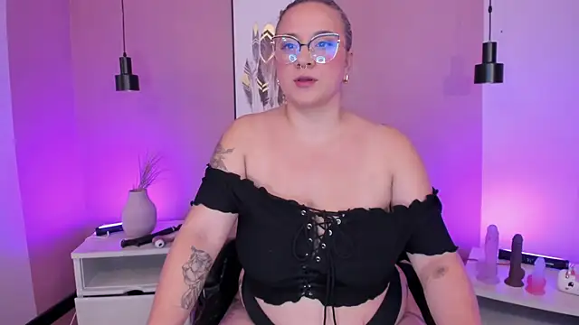 Snapshot of hollie_joliie chatting on 10/02/25, 08:10 hollie joliie online show from 10/02/25, 08:10