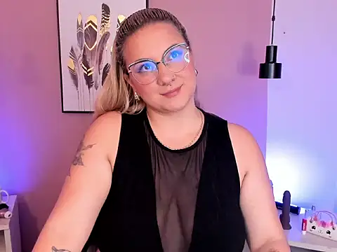 Snapshot of hollie_joliie chatting on 10/07/25, 12:02 hollie joliie online show from 10/07/25, 12:02