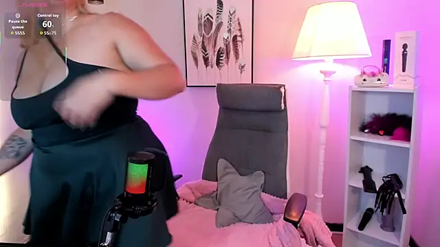 hollie joliie online show from 03/28/26, 12:05