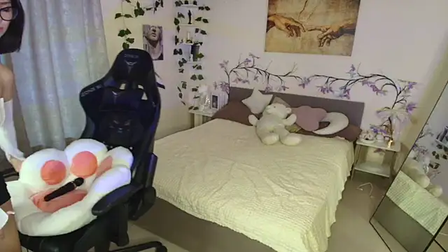Lunara  Adams online show from 09/28/25, 05:24