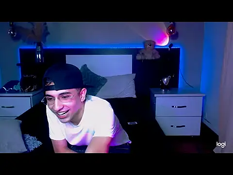 Snapshot of eriikjoness chatting on 10/26/25, 04:18 eriikjoness online show from 10/26/25, 04:18