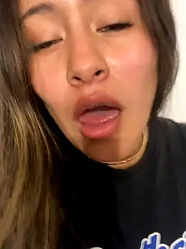 Snapshot of leil_6680 chatting on 11/16/25, 08:09 leil 6680 online show from 11/16/25, 08:09