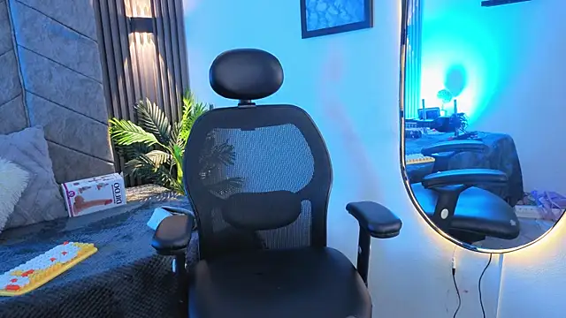 Snapshot of 1Anya chatting on 12/13/25, 08:14 1Anya online show from 12/13/25, 08:14