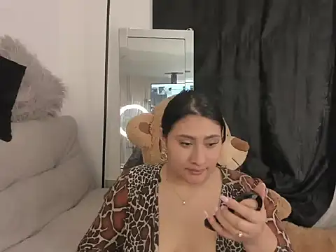 Elyross1  online show from 10/22/25, 11:37