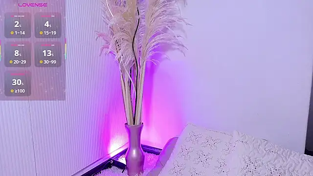 LaraGiil online show from 11/13/25, 12:15