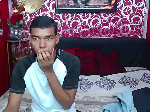 Snapshot of TWOBOYSPEINHOT chatting on 09/26/25, 12:25 TWOBOYSPEINHOT online show from 09/26/25, 12:25