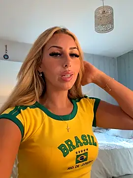 Snapshot of HeidiMae chatting on 09/15/25, 04:18 HeidiMae online show from 09/15/25, 04:18