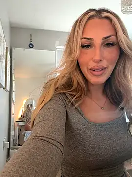 Snapshot of HeidiMae chatting on 10/27/25, 02:21 HeidiMae online show from 10/27/25, 02:21