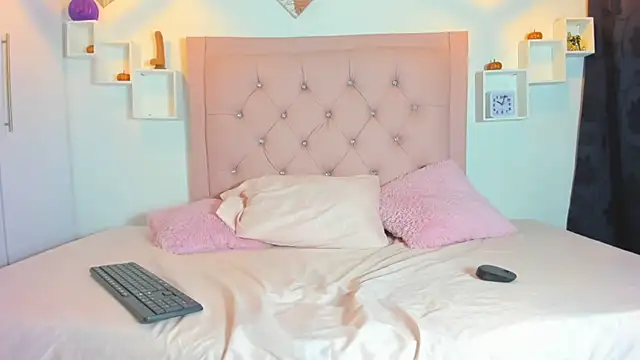 Mia Suarezzz online show from 10/17/25, 12:25