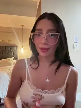 Snapshot of Min_junn chatting on 11/15/25, 11:32 Min junn online show from 11/15/25, 11:32