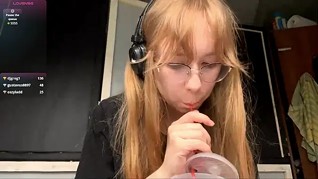 Snapshot of LouieRutt chatting on 09/15/25, 04:18 LouieRutt online show from 09/15/25, 04:18