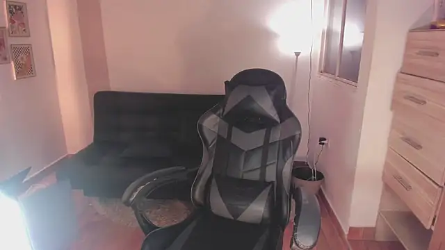 Nikkita Dragon online show from 10/31/25, 02:23