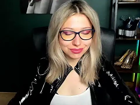 Snapshot of loveHeidi chatting on 06/15/26, 04:36 loveHeidi online show from 06/15/26, 04:36