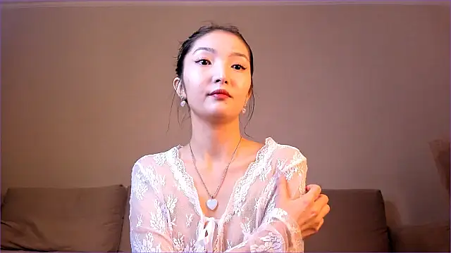 Snapshot of nooniemoon chatting on 10/01/25, 02:28 nooniemoon online show from 10/01/25, 02:28