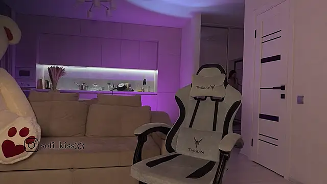 Snapshot of SofI-Play chatting on 10/27/25, 06:34 SofI-Play online show from 10/27/25, 06:34