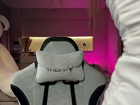 Snapshot of SofI-Play chatting on 10/30/25, 07:25 SofI-Play online show from 10/30/25, 07:25