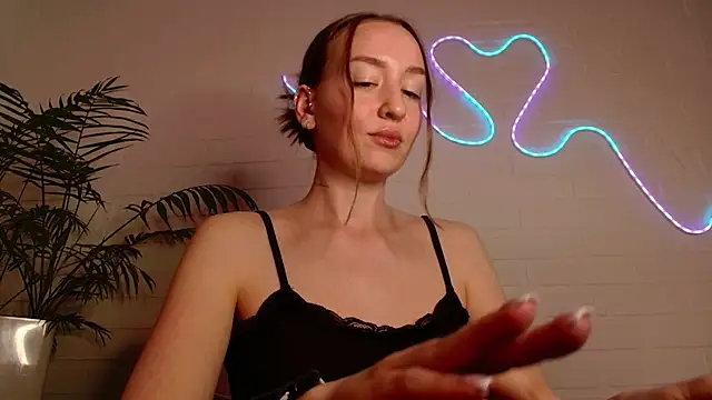 WhitePrincessLuna online show from 04/19/26, 06:10