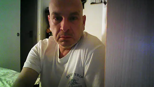 Snapshot of tuplaceroll chatting on 10/04/25, 03:26 tuplaceroll online show from 10/04/25, 03:26