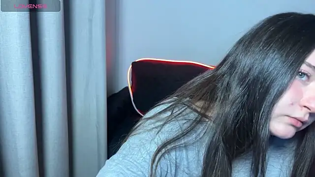 valentinauwu online show from 10/19/25, 01:28