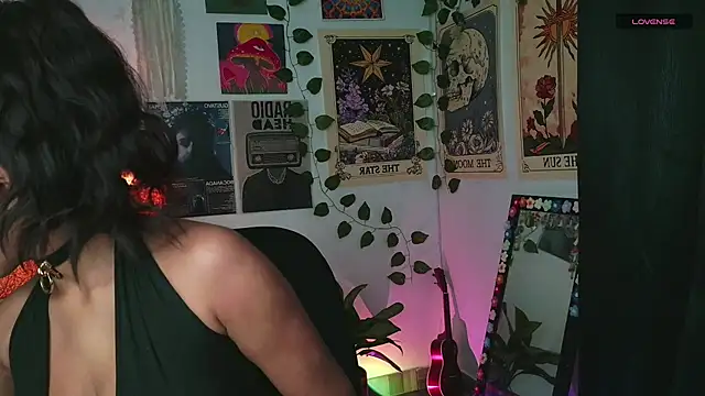 Snapshot of Raven_luv chatting on 09/17/25, 10:00 Raven luv online show from 09/17/25, 10:00