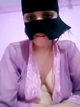 Snapshot of ayamohamedAbozeed chatting on 10/15/25, 02:28 ayamohamedAbozeed online show from 10/15/25, 02:28