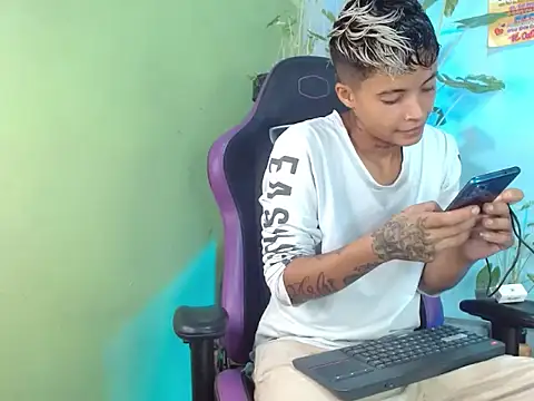 Snapshot of Dorland777 chatting on 09/19/25, 12:12 Dorland777 online show from 09/19/25, 12:12