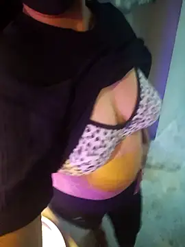 Snapshot of hottie_jenny9 chatting on 09/19/25, 06:04 hottie jenny9 online show from 09/19/25, 06:04