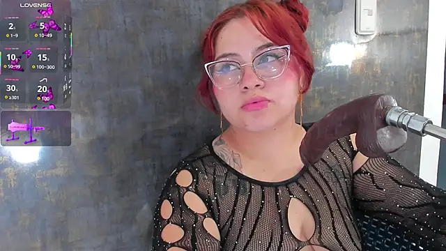 Snapshot of alana_glasses chatting on 10/18/25, 07:36 alana glasses online show from 10/18/25, 07:36