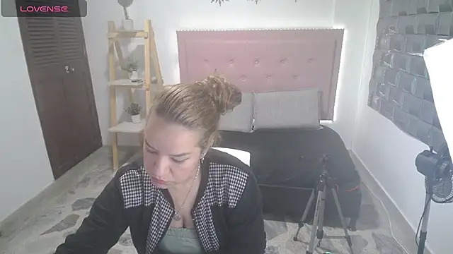 Dulce  Lovee online show from 12/02/25, 01:28