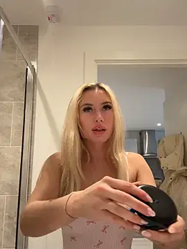 SexySaraxxoo online show from 04/18/26, 10:08