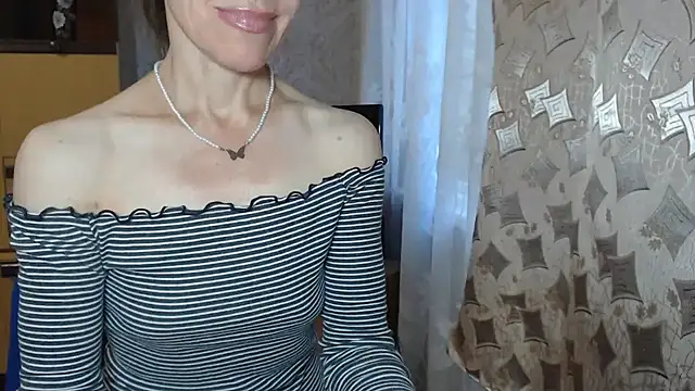 Snapshot of Two_Sisters chatting on 09/17/25, 04:36 Two Sisters online show from 09/17/25, 04:36