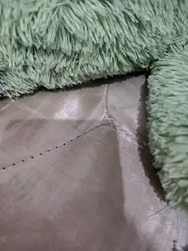 Snapshot of YUTELX chatting on 09/14/25, 02:33 YUTELX online show from 09/14/25, 02:33