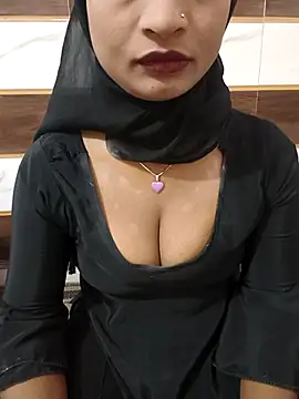 Snapshot of Itz_Mayra_ chatting on 11/17/25, 05:35 Itz Mayra online show from 11/17/25, 05:35