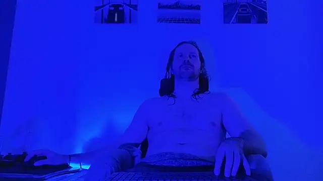 AlbinoAdonis online show from 10/01/25, 08:37