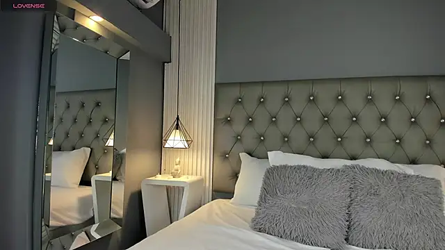 LunaBloomn online show from 11/19/25, 05:02